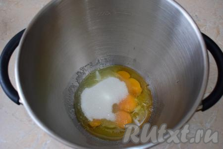 Для замешивания теста соедините в чаше для взбивания яйца с сахаром, взбейте их миксером в течение 3-5 минут (до пышной и густой массы).