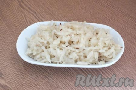 Пока тушатся овощи, подготовьте квашеную капусту. Слейте с неё рассол и хорошо отожмите.
