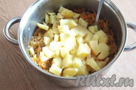 Добавьте к капусте нарезанный картофель, аккуратно перемешайте и прогрейте на небольшом огне 7-10 минут, аккуратно помешивая, чтобы содержимое кастрюли не пригорело.