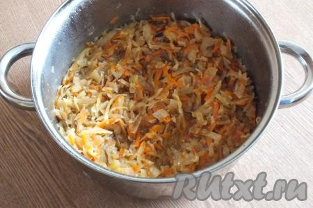 Всыпьте сахар и, если необходимо, подсолите по вкусу, перемешайте.