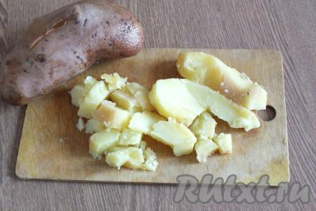 Пока тушится капуста с овощами, очистите варёный картофель от кожуры и нарежьте произвольными кусочками, но сильно не мельчите.