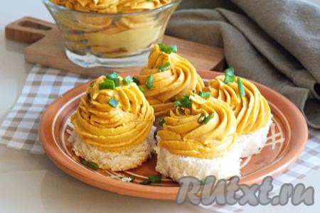 Яркое, вкусное селёдочное масло, приготовленное с добавлением моркови, переложите в стеклянную тару и уберите на хранение в холодильник. Если вы планируете подать масло сразу на стол, то охлаждать его не нужно. Для праздничного оформления блюда воспользуйтесь кондитерским мешком с насадкой "звёздочка" и отсадите его на кусочки тоста или хлеба. Угостите своих близких вкусной селёдочной закуской!
