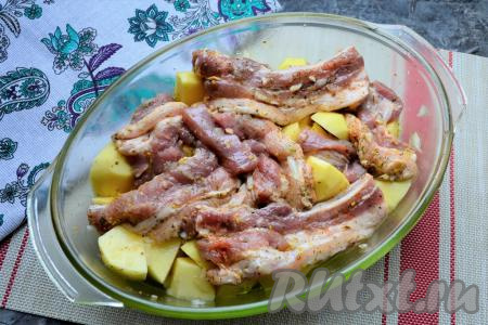 Картофель посолить, полить растительным маслом, добавить свиную грудинку, перемешать. Затем грудинку разместить так, чтобы она была сверху картошки, влить 30 мл воды.