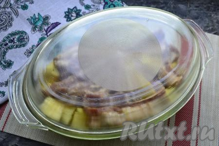 Закрыть утятницу крышкой, если нет таковой, прикрыть посуду фольгой.