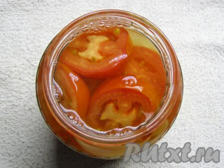 Горячий маринад разливаем по банкам и закручиваем баночки крышками. Ставим банки вверх дном и оставляем так до полного остывания.