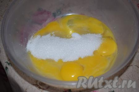 К желткам добавляем половину сахара.