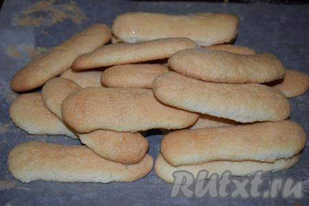 Далее берём печенье "Савоярди". Его можно купить в супермаркете или испечь в домашних условиях (если будете печь печенье по данному рецепту, то учтите, что для приготовления тирамису по этому рецепту нужно будет испечь 1,5-2 порции савоярди).