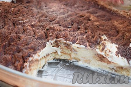 Тирамису, приготовленный с маскарпоне и яйцами, достаём из холодильника, нарезаем и перекладываем на блюдечко для подачи с помощью лопаточки. Кусочки получаются очень нежными - это не торт, а десерт, в нём много крема и не очень много теста.