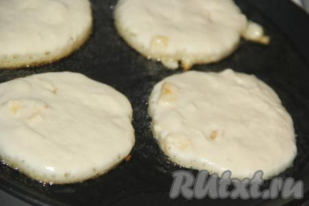 В сковороду влить масло и разогреть (масла не жалеем). Выкладывая по 1 столовой ложке теста, сформировать круглые оладьи. 