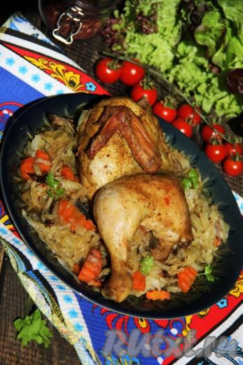 Переложить очень вкусную капусту с сочной курицей из рукава на тарелку и подать к столу. Вот так достаточно просто и быстро можно приготовить замечательное блюдо для всей семьи!
