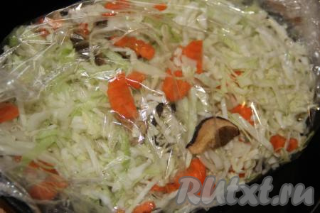 Добавить соль и хорошо потрясти рукав, чтобы овощи равномерно просолились (при желании, овощи можно вначале выложить в миску, добавить соль, перемешать, а затем переложить в рукав для запекания).