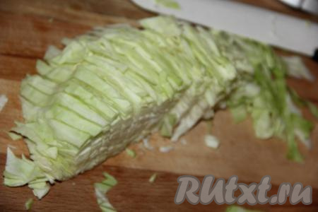Пока курица маринуется, подготовить овощи. Капусту очистить от повреждённых листьев, промыть и нарезать.