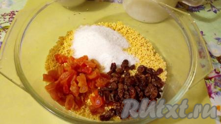 Если курага крупная, нарежьте её на 2-4 части. Выложите курагу и изюм в форму с пшеном. Добавьте туда же соль, сахар, ванилин. Сахара берите на ваш вкус, если у вас сухофрукты не совсем сладкие, возьмите больше сахара и, наоборот, если используете очень сладкие сухофрукты, тогда лучше взять сахара поменьше.