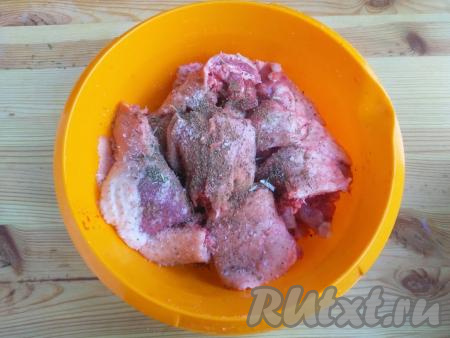 Кусочки утки выложить в миску, посолить, поперчить, добавить порошкообразные специи (у меня хмели-сунели, паприка и пажитник). Специи можете выбирать с учётом своих предпочтений. Перемешать, оставить на 20 минут при комнатной температуре.