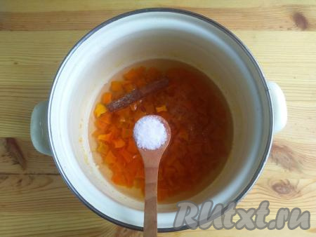 По прошествии 12 часов добавить корицу и лимонную кислоту, перемешать и снова поставить на огонь, довести на медленном огне до кипения, а затем проварить минуты 3-4. Снять с огня, дать остыть, удалить корицу.