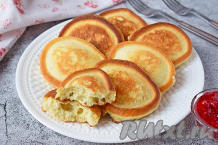 Пышные, аппетитные и вкусные оладьи, замешанные на кефире без добавления дрожжей, подавайте со сметаной, джемом, вареньем или сгущённым молоком.