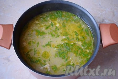 Дайте супу закипеть и проварите на небольшом огне 3-5 минут. По вкусу добавьте соль и специй. Мне очень нравится в супе аромат свежей зелени, поэтому я добавляю немного измельчённого укропа в конце варки. Готовый суп снимите с огня, накройте крышкой и дайте ему постоять минут 5-10.