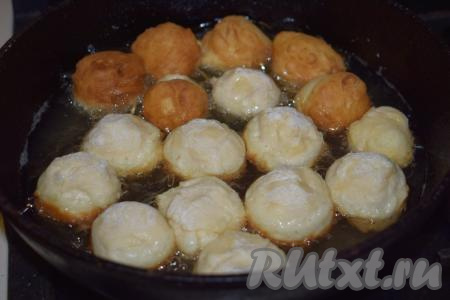Затем в глубокую сковороду наливаем растительное масло (масла может понадобиться больше или меньше, чем указано в рецепте, это будет зависеть от глубины и диаметра вашей сковороды). Разогреваем масло до горячего состояния и выкладываем пончики в один слой. 