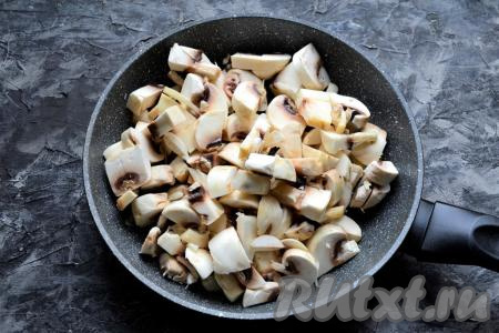 Свежие шампиньоны нарезать средними ломтями (кусочками), поместить в сковороду с растительным маслом.