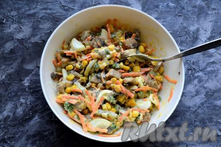 Салат по вкусу посолить и перемешать.