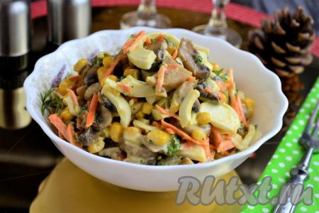 Салат с жареными шампиньонами и кукурузой 