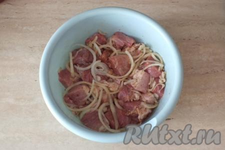 Возьмите большую часть лука и смешайте с мясом. Хорошо "помассируйте" содержимое миски, выжимая луковый сок.