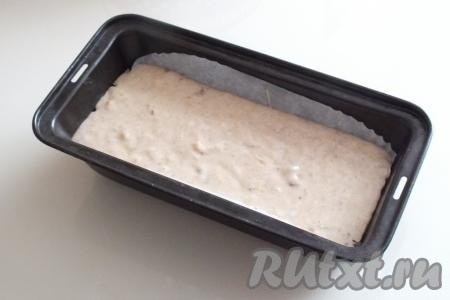 Форму для выпечки (я взяла прямоугольную форму для кекса размером 10 см х 22 см)  выстелите бумагой для выпечки (или хорошо смажьте маслом), вылейте в неё тесто и поставьте в разогретую до 180 градусов духовку на 50-55 минут. Учитывайте особенности своей духовки!