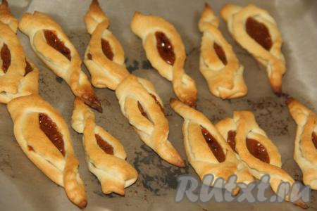 Выпекать домашнее печенье с варёной сгущёнкой в разогретой духовке при температуре 180 градусов, примерно, 15 минут.