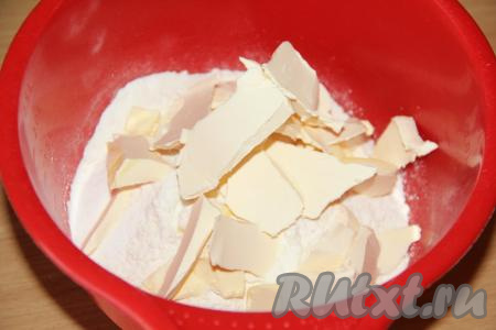 Добавить кусочки холодного сливочного масла (можно натереть масло на крупной тёрке).
