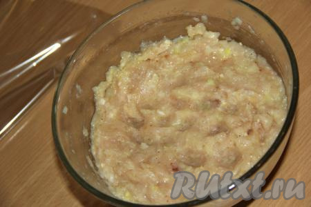Хорошо вымесить фарш. Фарш получится не густой!