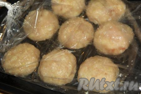 Сформировать котлеты из получившегося фарша. Сформированные куриные котлеты с капустой можно обвалять в манке (или в муке, или в панировочных сухарях), а затем пожарить на разогретом растительном масле на среднем огне до золотистой корочки с двух сторон. Я же решила выбрать более диетический вариант и приготовить их в рукаве для запекания в духовке. Рукав для запекания выложить на противень, поместить в него в один слой сформированные котлеты (у меня получилось 8 котлеток, ни в чём обваливать их не нужно). Завязать рукав с двух сторон и отправить противень в духовку.