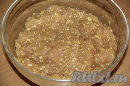 Хорошо вымесить курино-овсяный фарш.