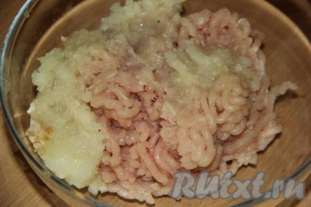Очищенную луковицу и кусочки куриного мяса пропустить через мясорубку, добавить очищенный и  пропущенный через пресс зубчик чеснока.