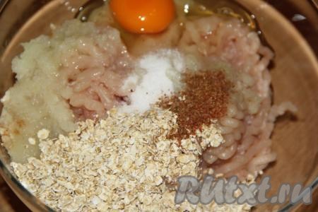 Сюда же всыпать соль и специи по вкусу.