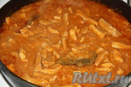 Сковороду снять с огня и дать блюду настояться под крышкой минут 10-15.