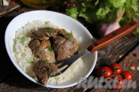 Очень вкусную, нежнейшую куриную печень подать к столу в горячем виде с гарниром (например, с гречкой, картофельным пюре или рисом), полив его сметанным соусом, в котором тушилась печёнка на сковороде.