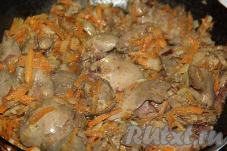 Обжарить куриную печень с овощами в течение 5 минут на среднем огне, помешивая время от времени.