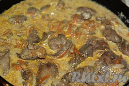 Как только сметанный соус закипит, накрыть сковороду крышкой и томить куриную печень на медленном огне 10 минут.