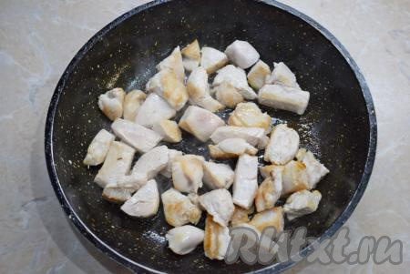 Разогрейте сковороду подходящего размера до горячего состояния и налейте на неё немного растительного масла. Филе индейки нарежьте на небольшие кусочки (примерно, 2 на 3 см) и обжарьте на среднем огне в течение 3-4 минут (до появления золотистой корочки со всех сторон). Сильно зажаривать не надо, чтобы мясо не стало сухим.