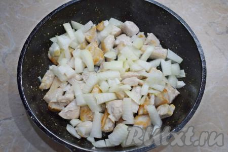 Лук очистите от шелухи, ополосните в холодной воде и мелко нарежьте. Затем добавьте нарезанный лук в сковороду к мясу. Перемешайте и обжарьте индейку с луком минуты 2-3, периодически помешивая.