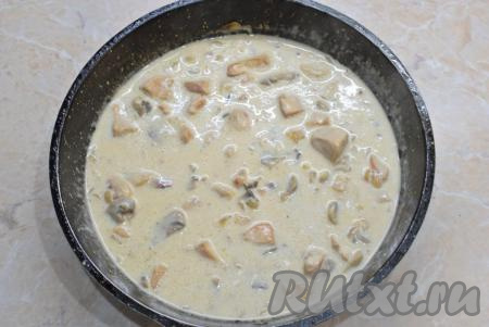 Когда индейка с шампиньонами протушится 15 минут, влейте сливки к мясу с грибами, добавьте измельчённый чеснок, а также соль и специи по вкусу, перемешайте и прогрейте на огне ещё 2-3 минуты. Кипятить не надо, иначе сливки могут свернуться.