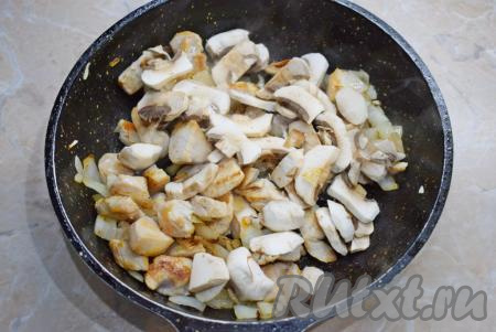 Добавьте нарезанные шампиньоны в сковороду к индейке и луку.