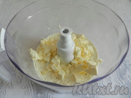 В комбайне с насадкой для теста (или руками) смешать муку, разрыхлитель, сахар, цедру лимона, соль, добавить нарезанное кубиками масло.