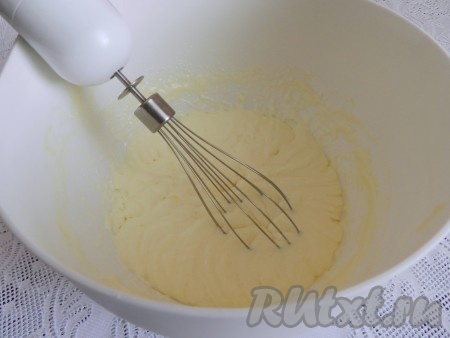 Для крема смешать маскарпоне с яйцом, сахаром, йогуртом, добавить 2 столовые ложки муки и взбить до однородности.