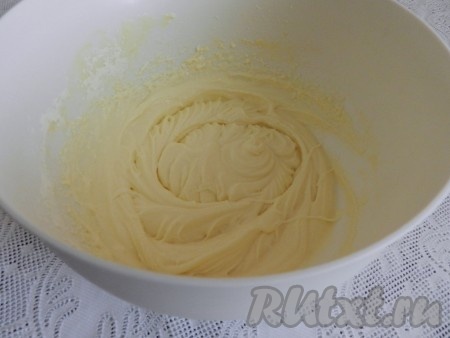 Для крема смешать маскарпоне с яйцом, сахаром, йогуртом, добавить 2 столовые ложки муки и взбить до однородности.
