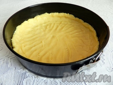 Разъемную форму смазать маслом и выложить в нее тесто. Наколоть тесто вилкой в нескольких местах. Поставить в нагретую до 190 градусов духовку на 15 минут.  Вынуть из духовки и остудить.
