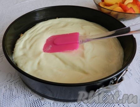На остывшее тесто равномерно выложить слой крема из маскарпоне. 