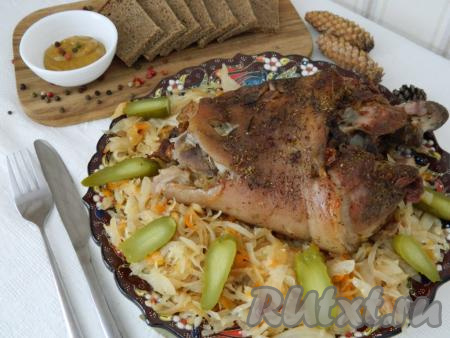 Свиная рулька, запечённая с квашеной капустой в духовке