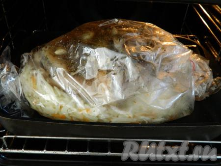 Помещаем рукав с рулькой и квашеной капустой в духовку, предварительно разогретую до 180 градусов. Запекаем 1-1,5 часа (продолжительность запекания зависит от вашего духового шкафа), в процессе приготовления нужно следить, чтобы капуста не начала подгорать.