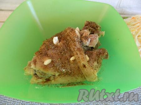 Натираем остывшую рульку любимыми специями, подсаливаем по вкусу. В кожице со всех сторон делаем надрезы, в которые вкладываем разрезанные на части зубчики чеснока.